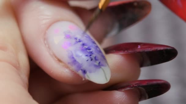 Aplicando un patrón floral a la uña. — Vídeos de Stock