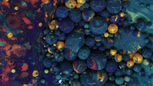 Fondo de pastel en movimiento que consiste en bolas de color púrpura-azul moviéndose de una manera caótica. — Vídeo de stock