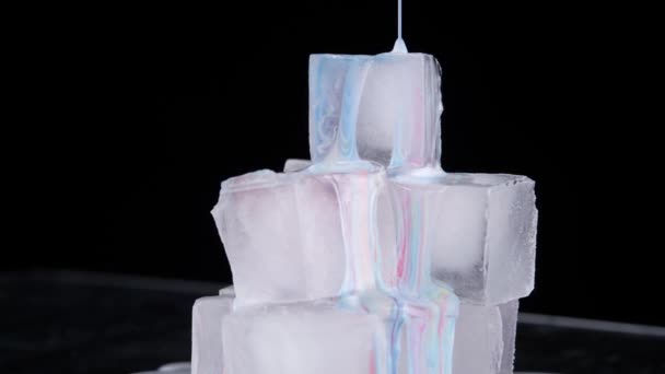 Çok renkli boya buz küplerinin yüzeyine yayılır ve uçağın içine doğru akar.. — Stok video
