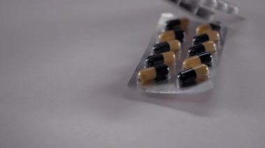 Masada ilaçlı kabarcıklar var. Tıbbi bileşenler, tıbbi hazırlık granülleri içeren kapsüller..