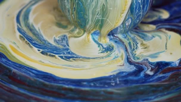 La vernice scorre lungo la superficie della palla texture e si diffonde sul tavolo. — Video Stock