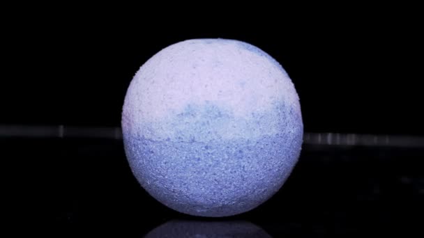 Farbe fließt die Oberfläche des Texturballs hinunter. Kugel aus grobkörnigem Salz rotiert auf schwarzem Hintergrund. — Stockvideo