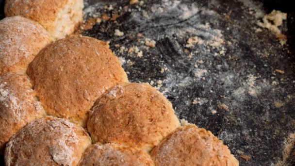 Boules de pain d'épice sur une poêle en fonte. — Video