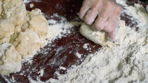 Mani rugose di un uomo anziano impastare la pasta e fare palle di kolobok. — Video Stock