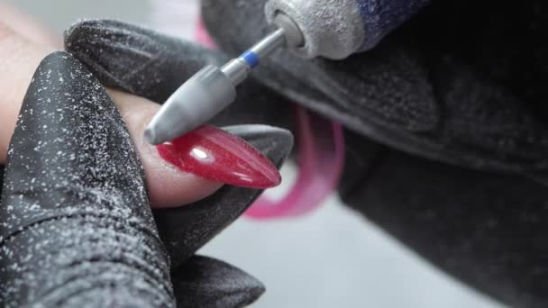 Καθαρισμός του νυχιού του χεριού με μια μηχανή άλεσης. Hardware συνδυασμένο μανικιούρ. Διαδικασία φροντίδας μανικιούρ. — Αρχείο Βίντεο
