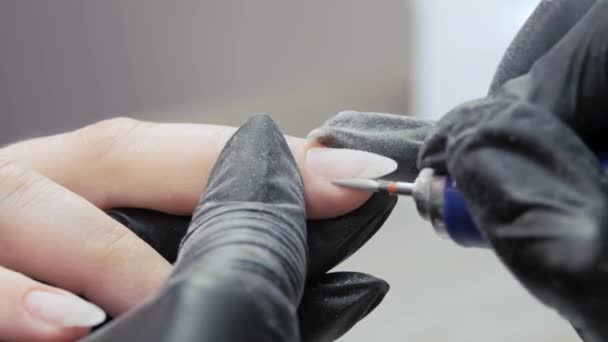 Limpar o prego da mão com uma fresadora. Manicura combinada de hardware. Procedimento de cuidados de manicure. — Vídeo de Stock
