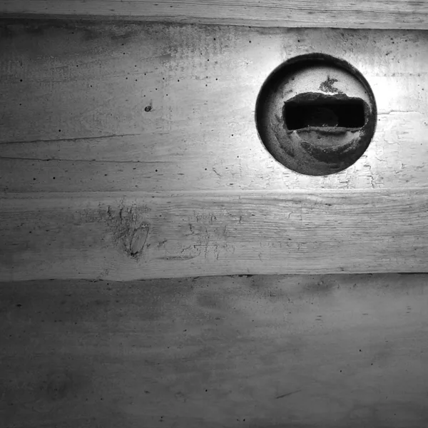 锁在一个木制的门 — 图库照片