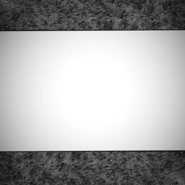 Espaço em branco no meio das bandas grunge, fundo industrial com uma faixa branca — Fotografia de Stock