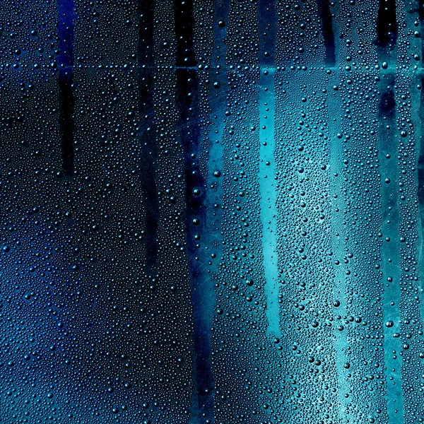 Gotas de água em movimento no vidro — Fotografia de Stock