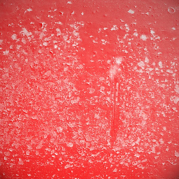 Красная стена с пилинговой краской — стоковое фото