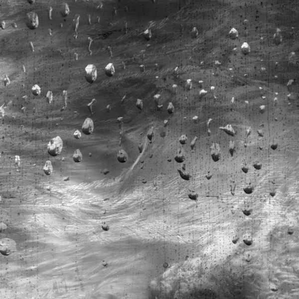 Gotas en el vaso cerca del agua, fondo de agua gris — Foto de Stock