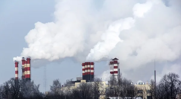 Proces jest w toku, proces rury, dym z kominów — Zdjęcie stockowe