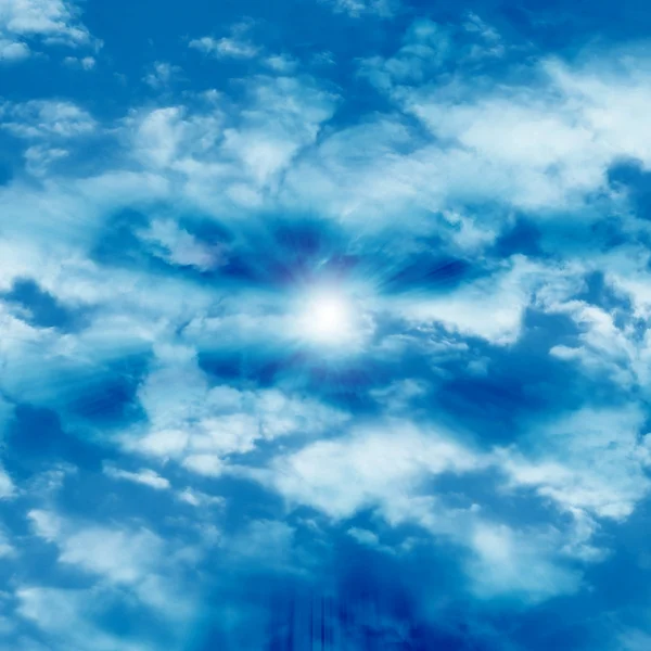 Die Sonne durch die Wolken — Stockfoto