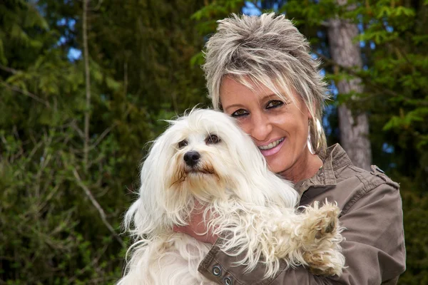 Gelukkige vrouw met lang haar hond — Stockfoto