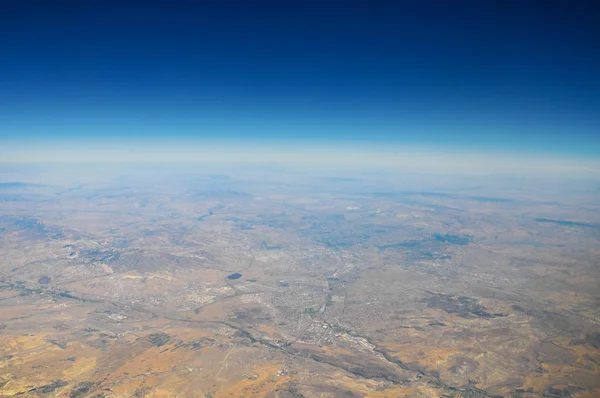 Vista da terra do avião no céu — Fotografia de Stock