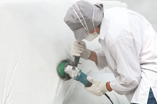 Lavori di macinazione di scultori con pietra bianca — Foto Stock