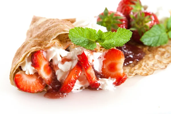 Pancake arrotolati con fragola, crema dolce e menta — Foto Stock