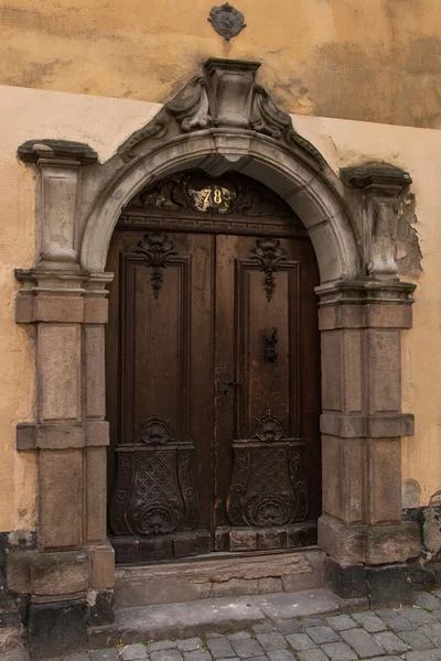 Дверь в историческую башню в Стокгольме, Швеция — стоковое фото