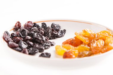 kurutulmuş meyve ve üzümlü plaka üzerinde siyah