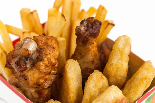 Caja con pollo asado, nuggets, papa — Foto de Stock