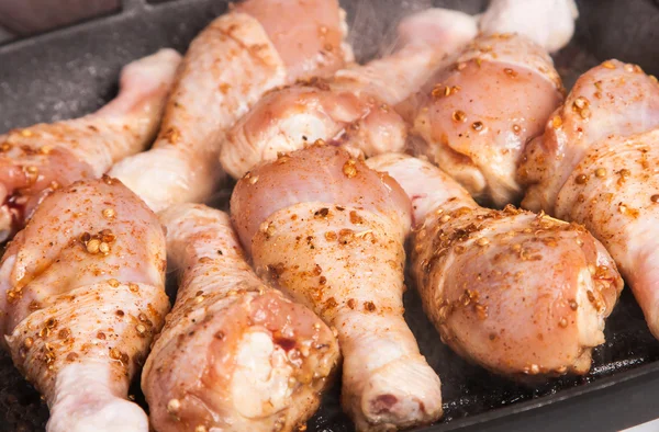 Some raw chicken drumstick on frying pan — Stock Photo, Image