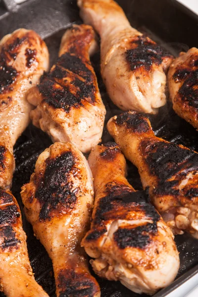 Some roast chicken drumstick on frying pan — Stock Photo, Image