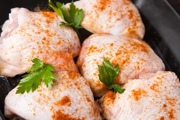 Pollo crudo con especias en sartén — Foto de Stock