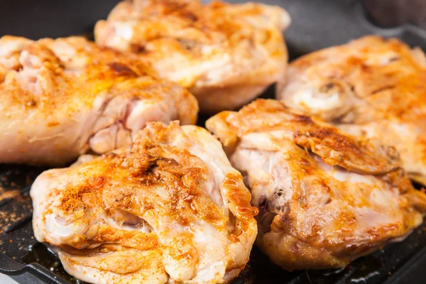 Cook chicken with spice on frying pan — Stock Photo, Image