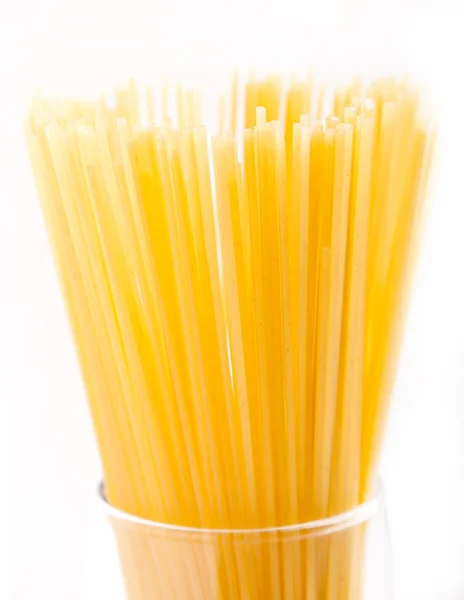 Lange droge geel macaroni staan in glas — Stockfoto