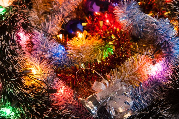 Iluminação decorada grinalda de Natal com campainha — Fotografia de Stock