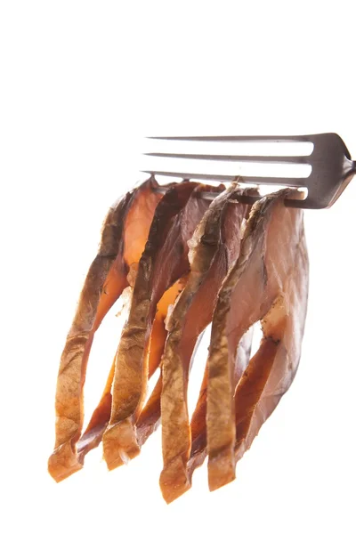 Rebanadas de pescado ahumado en tenedor sobre blanco — Foto de Stock