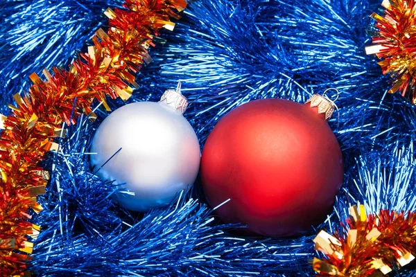 Noel çelenk topları ile dekore edilmiş — Stok fotoğraf