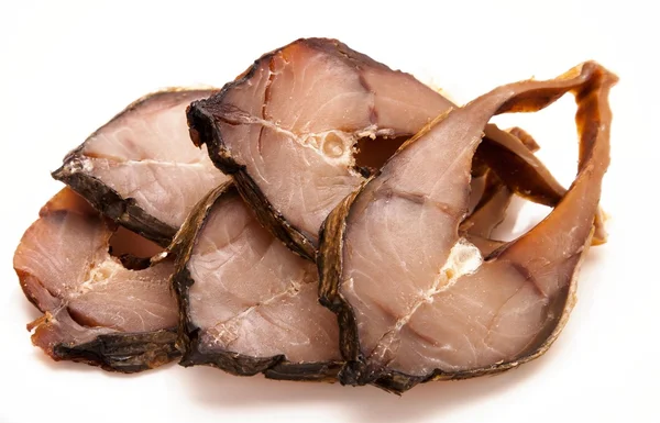 Rebanadas de pescado ahumado en plato sobre blanco — Foto de Stock