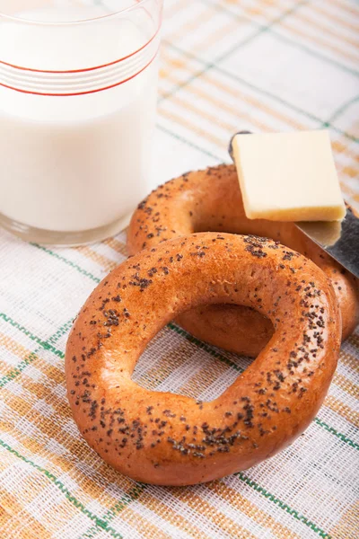 Två bröd-ring med mjölk — Stockfoto