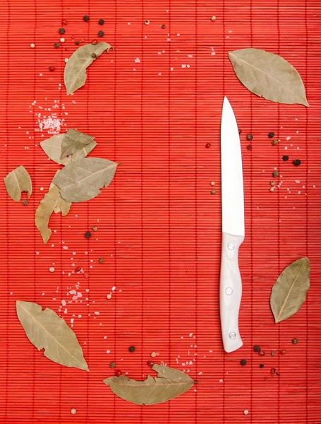Quadro de tapete vermelho com faca e especiarias — Fotografia de Stock