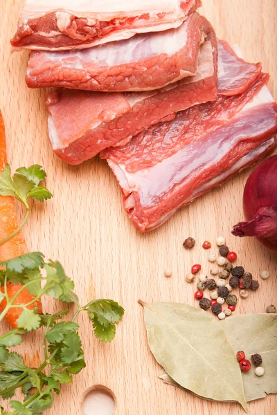 Frisches Fleisch mit Gemüse zum Kochen — Stockfoto