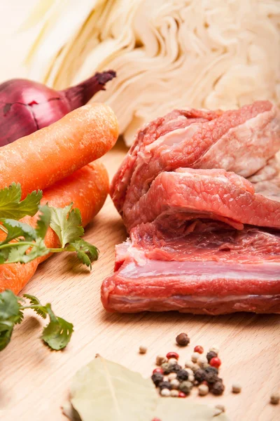 Frisches Fleisch mit Gemüse zum Kochen — Stockfoto