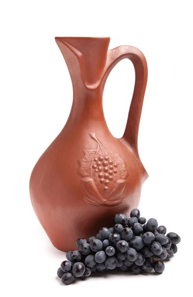 Brocca di argilla tradizionale per vino con uva a grappolo — Foto Stock