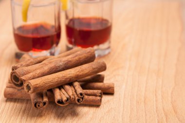 cam masa üzerine tarçın ile kırmızı likör Isıtma