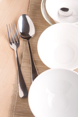 Beyaz kase ve peçete ve ahşap gümüş