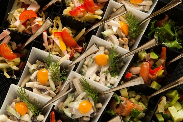 Salat in Minibox mit Löffel zum Feiern — Stockfoto