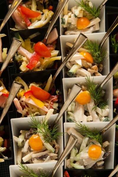 Salada em mini caixa com colher para festa — Fotografia de Stock