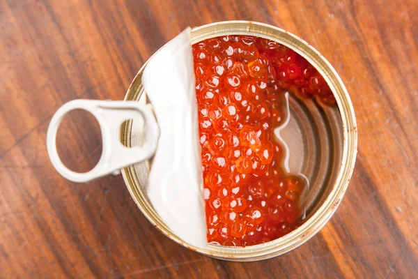 Caviar vermelho em banco com colher em madeira — Fotografia de Stock