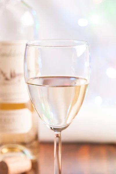 Vino blanco de cristal y botella en luz intermitente — Foto de Stock