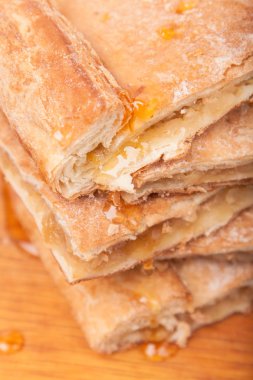 dilim dilim ince tatlı pasta üzerinde ahşap