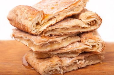 dilim dilim ince tatlı pasta üzerinde ahşap