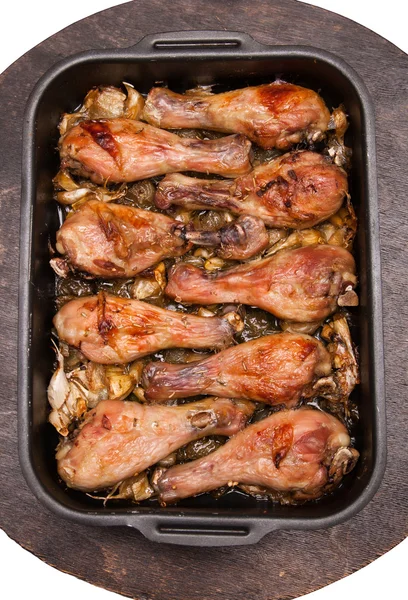 Pernas de frango assadas na bandeja em madeira preta — Fotografia de Stock