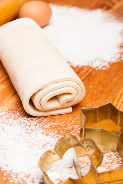 Pastry, rolling pin, eggs and figures for cookies — Stock Photo, Image