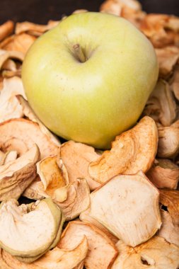 kurutulmuş elma ile taze elma dilimleri