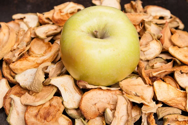 Plasterków suszonych jabłek z Jabłko świeże — Zdjęcie stockowe